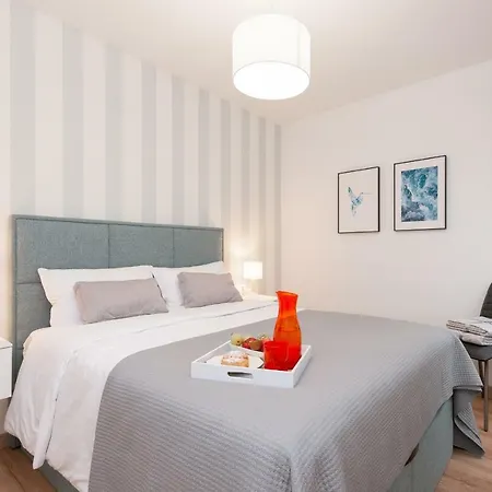 Claudia Premium, Centro